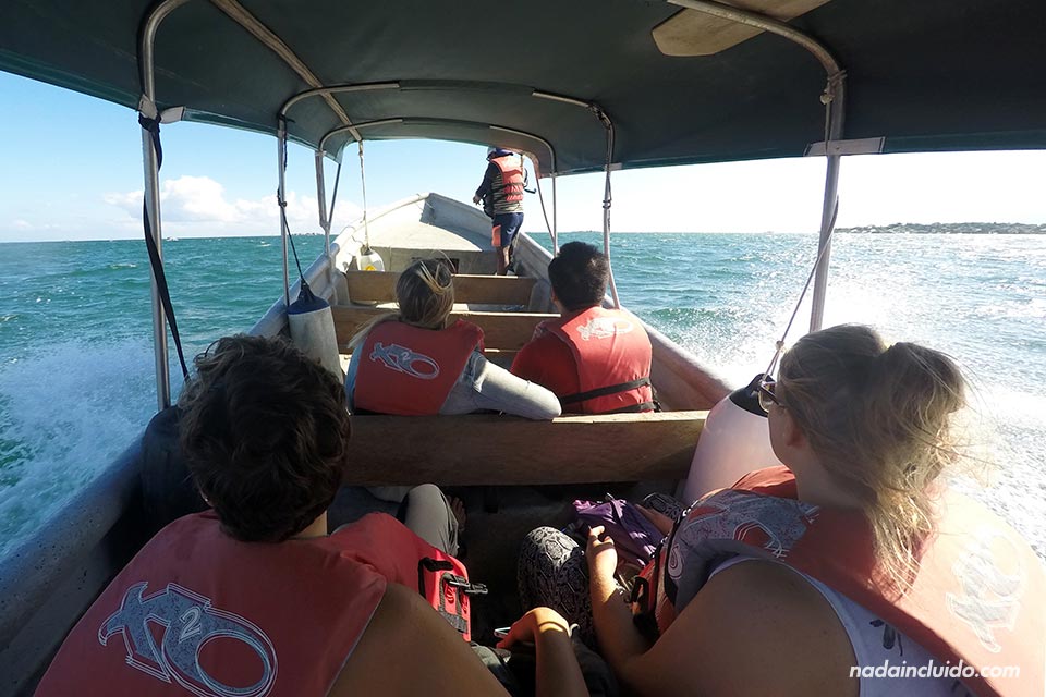 En bote hacia el archipiélago de San Blas (Panamá)