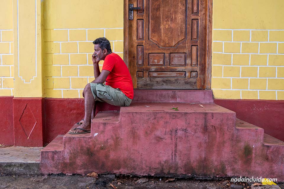 Un hombre habla por teléfono en el fuerte Frederick - Trincomalee (Sri Lanka)