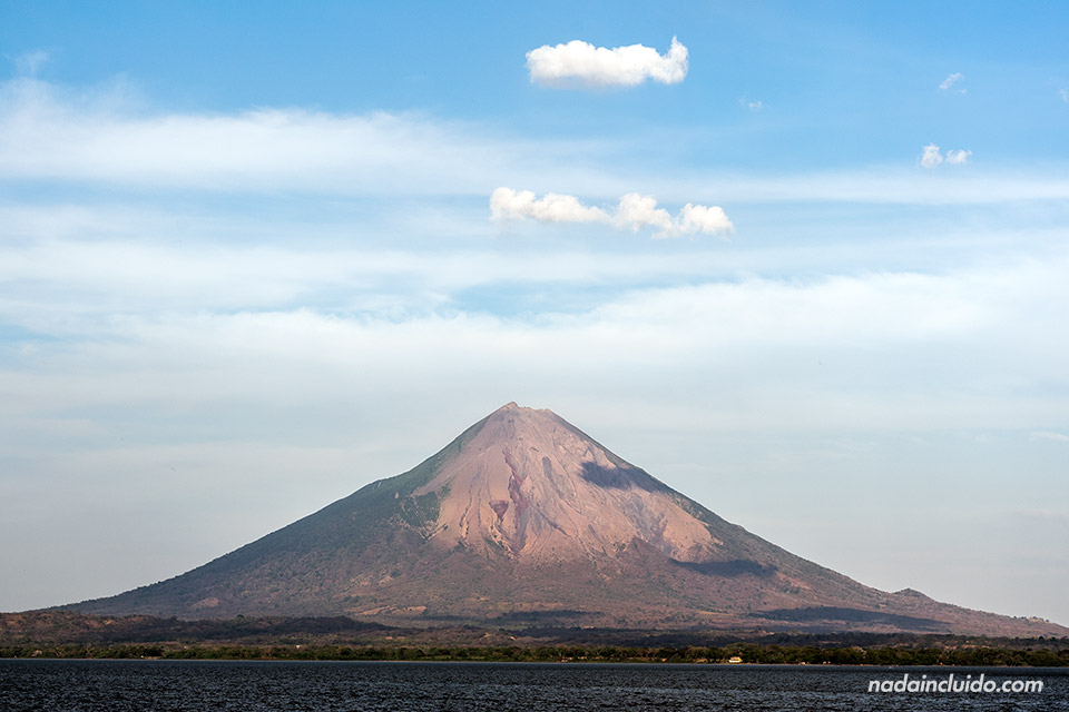 Vista desde el ferry del volcán Concepción en la Isla de Ometepe (Nicaragua)