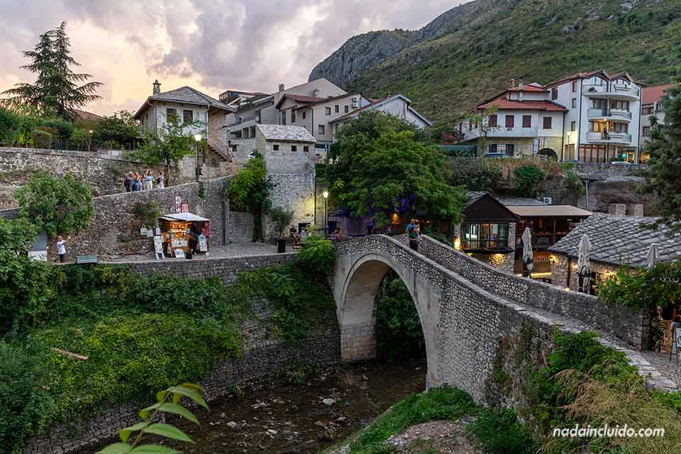 Vistas del puente Torcido (Kriva Cuprija) desde la calle Jusovina - Casco antiguo de Mostar (Bosnia y Herzegovina)