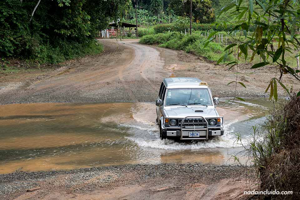 Un taxi todoterreno atraviesa un río en el camino hacia Drake (Costa Rica)