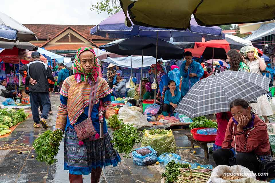 Anciana de la etnia Hmong de las Flores en el mercado étnico de Bac Ha, en la calle Cho Van Hoa (Vietnam)