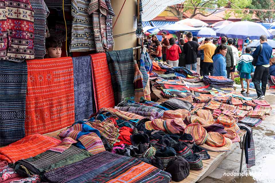 Puesto de ropa en el mercado étnico de Bac Ha, en la calle Cho Van Hoa (Vietnam)