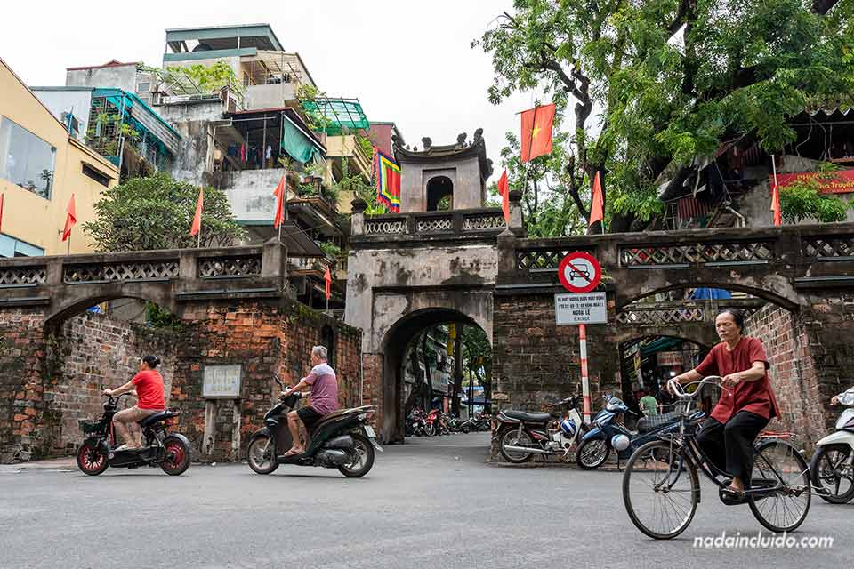 Puerta O Quan Chong en el distrito histórico Hoan Kiem de Hanoi (Vietnam)