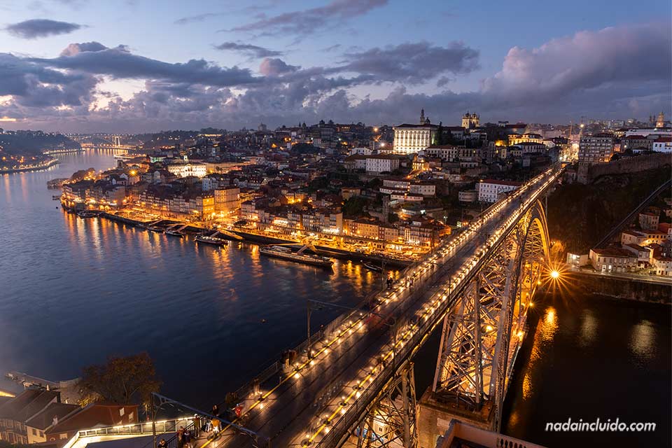 Puente de Don Luis visto desde el Miradouro da Serra do Pila durante la hora mágica - Oporto (Portugal)