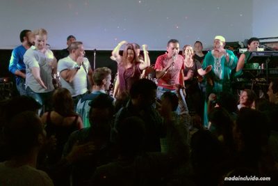 Noche de fiesta en el bar Cuartel en San José (Costa Rica)
