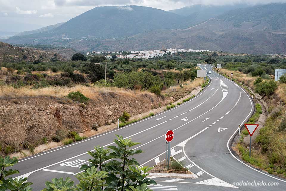 Carretera hacia el pueblo de Almócita (Almería)