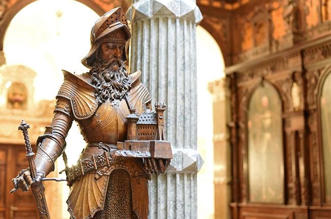 Estatua en el Gran Salón del Honor en el Castillo de Peles (Rumanía)