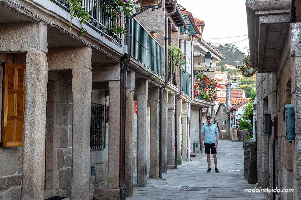 En la Rua de Combarro (Galicia, España)
