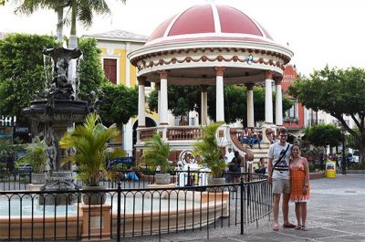 En la fuente del Parque Central de Granada (Nicaragua)