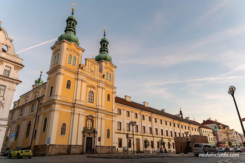 Fachada de la iglesia de la Asunción de la Virgen en la plaza Grande (Velké námestí) de Hradec Králové (República Checa)