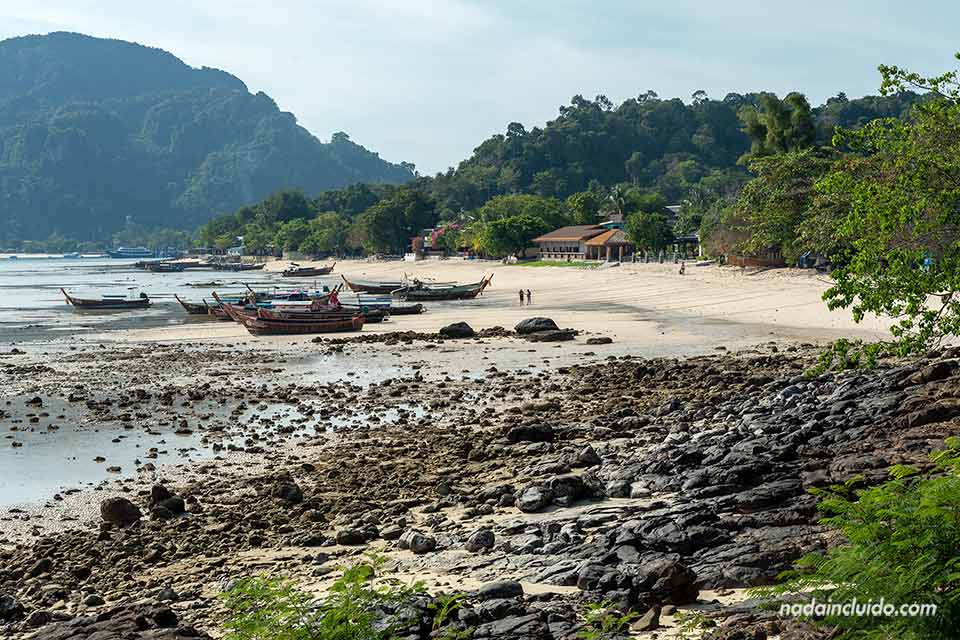 Playa Tonsai en la isla Phi Phi Don (Tailandia)