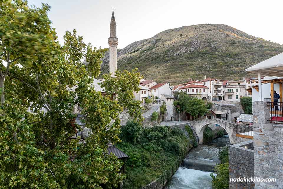 Mezquita Nezir y puente Kriva en el Stari Grad de Mostar (Bosnia)