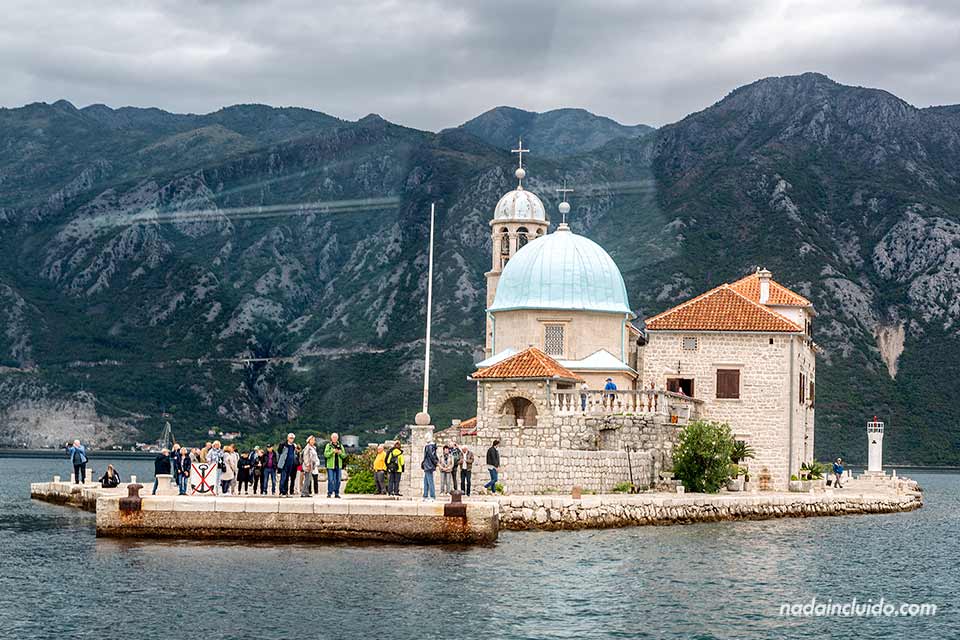 Gospa od Škrpjela (Nuestra Señora de las Rocas) desde el barco, uno de los lugares que ver en la bahía de Kotor (Montenegro)