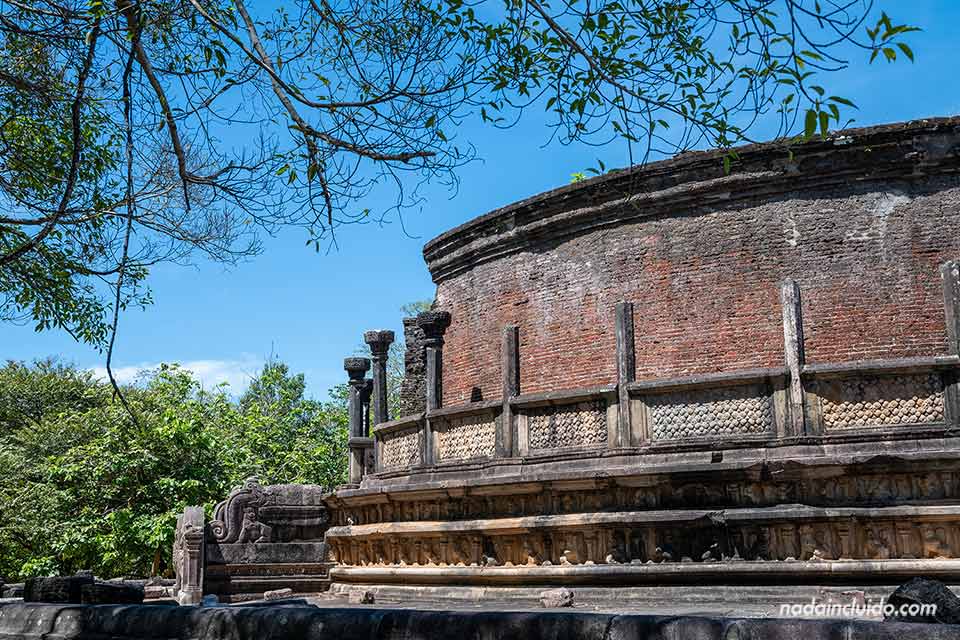 Vista lateral del vatadage de Polonnaruwa (Sri Lanka)