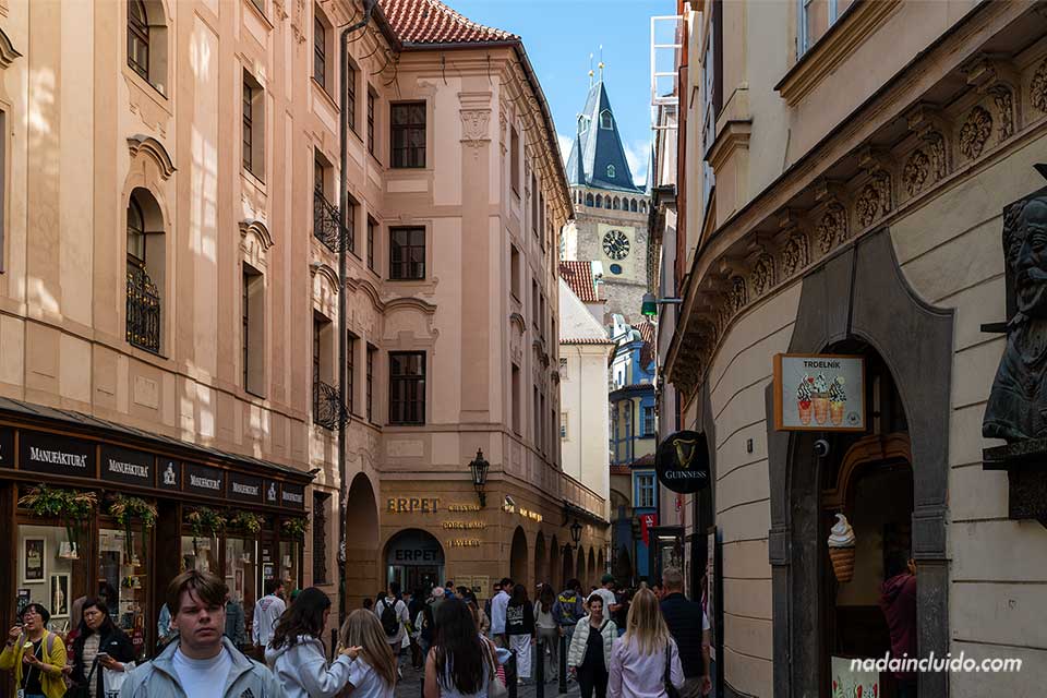 Vistas del reloj astronómico desde la calle Melantrichova - Ciudad Vieja de Praga (República Checa)