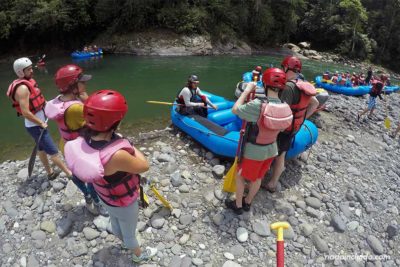 Monitores preparando las balsas para hacer Rafting en el Río Pacuare (Turrialba, Costa Rica)