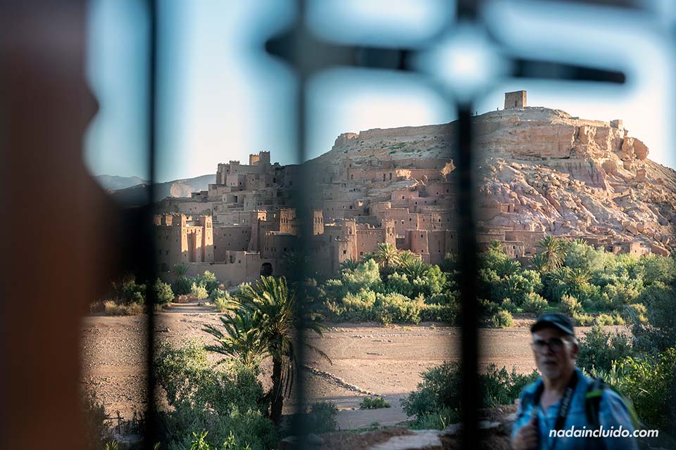 Vista del ksar de Ait Ben Haddou tras los barrotes de una ventana (Marruecos)