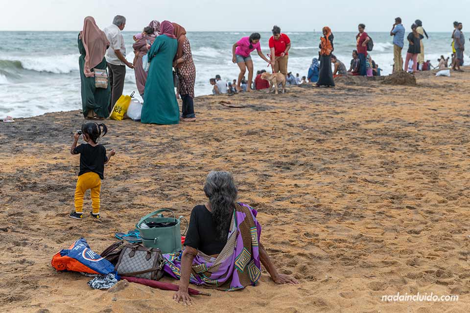 Mujer tamil en la playa Mount Lavinia - Colombo (Sri Lanka)