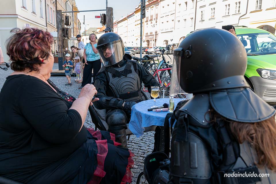 Dos antidisturbios ruedan una escena junto a la Galería de Arte Moderno en la plaza Grande (Velké náměstí) de Hradec Králové (República Checa)