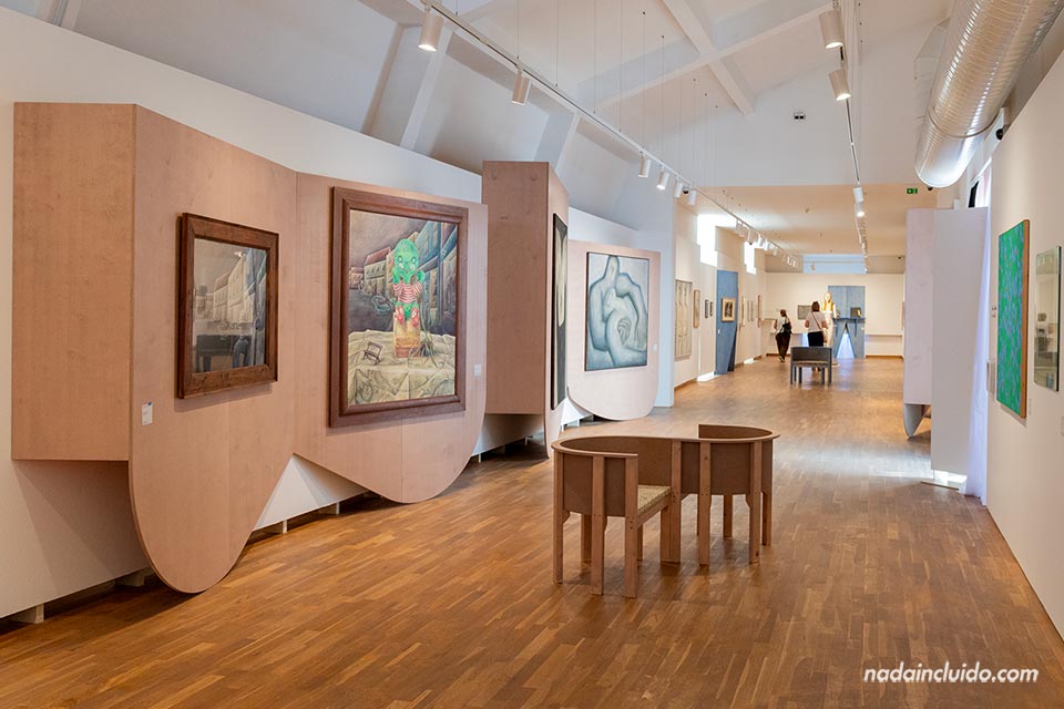 Interior de la Galería de Arte Moderno - Plaza Grande (Velké námestí) de Hradec Králové (República Checa)