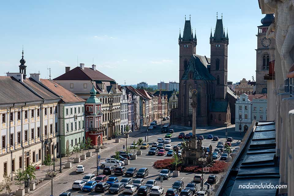 Vistas de la plaza Grande (Velké námestí) desde la terraza de la galería de Arte Moderno de Hradec Králové (República Checa)