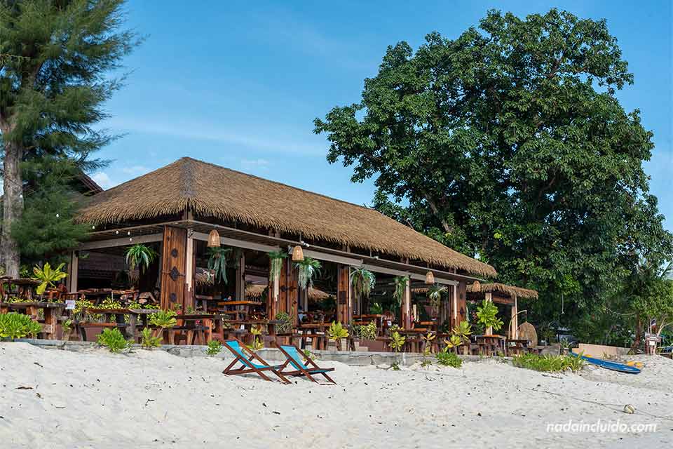 Hotel restaurante Don Long Beach Paradise en la isla Phi Phi Don (Tailandia)