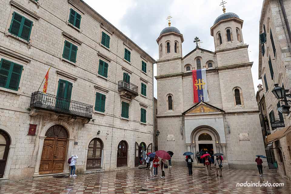 Fachada de la iglesia de San Nicolás, uno de los sitios que ver en Kotor (Montenegro)