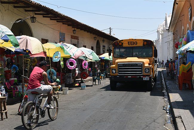 Autobús recorriendo las calles de León (Nicaragua)