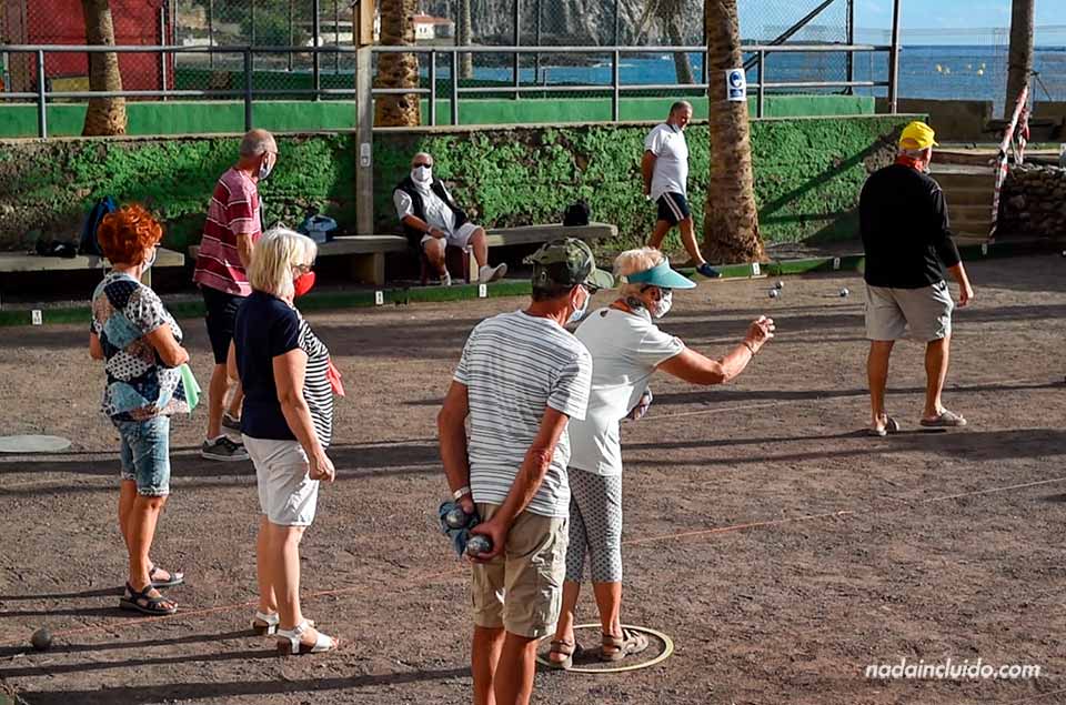 Turistas jugando a la petanca en Los Cristianos (Tenerife)