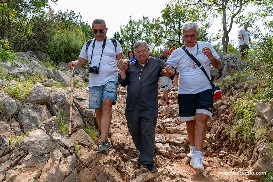 Feligreses bajando del monte Podbrdo - Colina de las Apariciones - Medjugorje (Bosnia y Herzegovina)