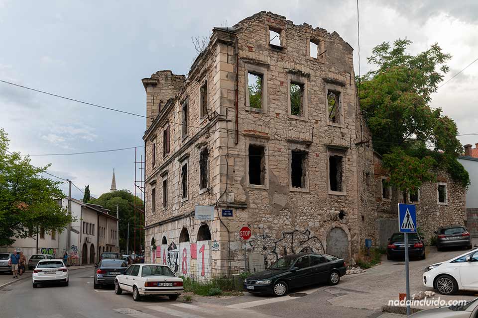 Edificio en ruinas en la calle Marsala Tita de Mostar (Bosnia y Herzegovina)