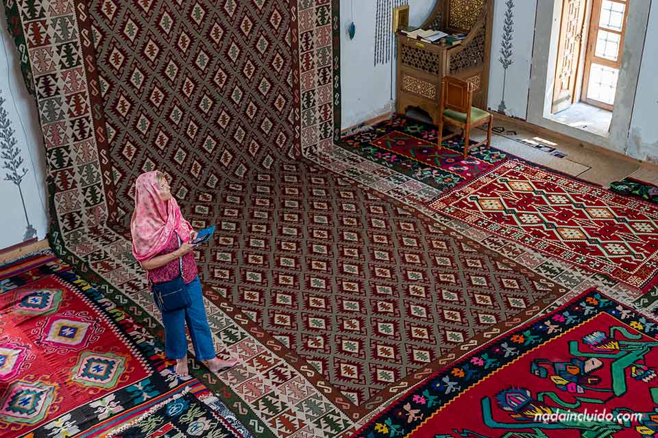 Mujer en el interior de la mezquita Koski Mehmed Pasha - Casco antiguo de Mostar (Bosnia y Herzegovina)
