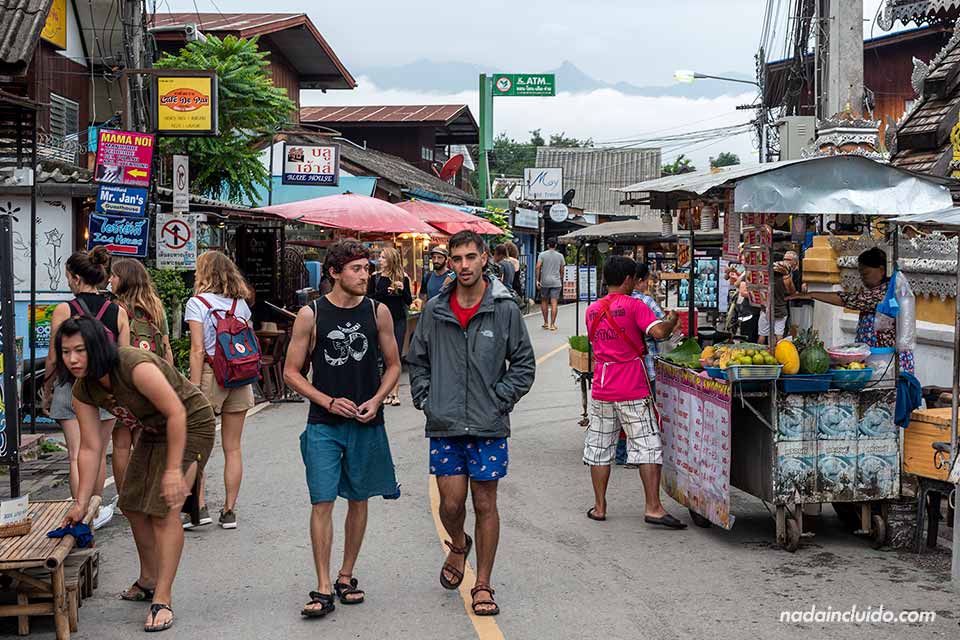 Turistas paseando por la calle Weing Tai (Pai, Tailandia)