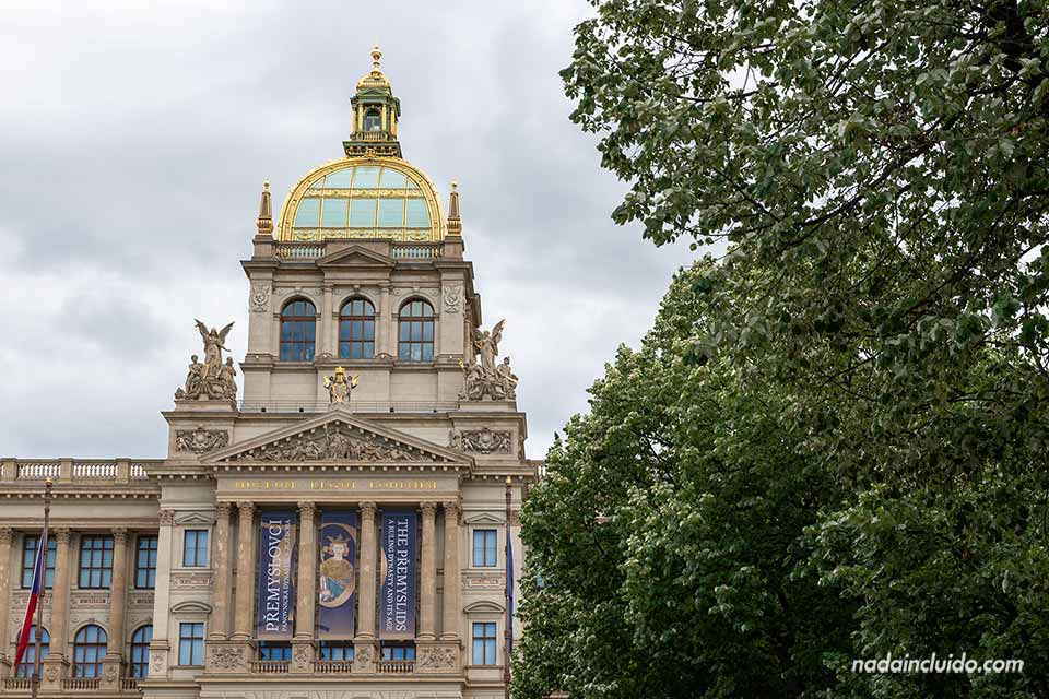Fachada del Museo Nacional en la plaza Wenceslao - Ciudad Nueva de Praga (República Checa)