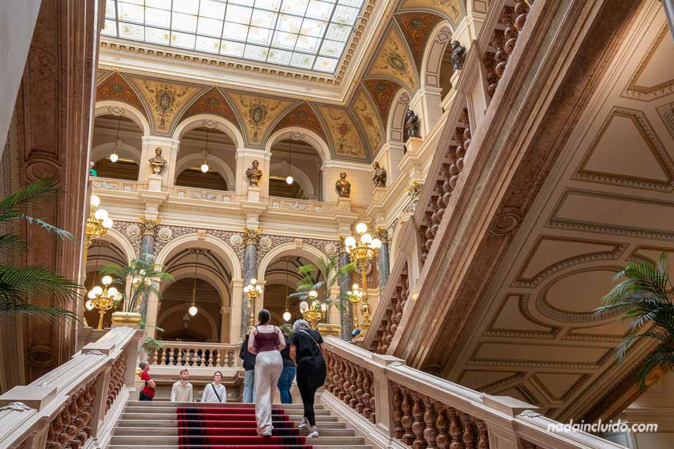 Escalera en el vestíbulo del Museo Nacional - Ciudad Nueva de Praga (República Checa)