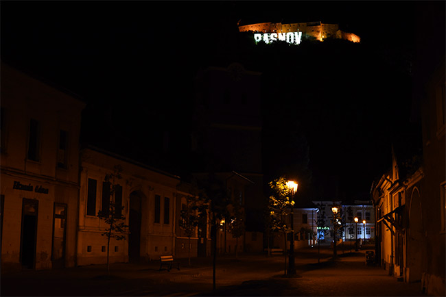 Iluminación nocturna del pueblo de Rasnov (Rumanía)