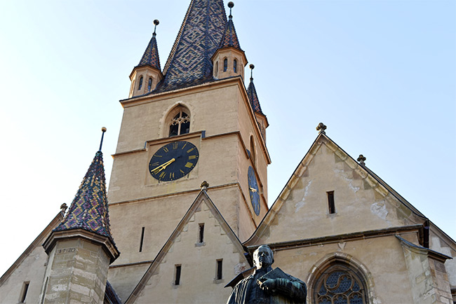 Fachada de la Catedral Luterana de Santa María (Catedral Evangélica Sfanta Maria) en Sibiu (Rumanía)