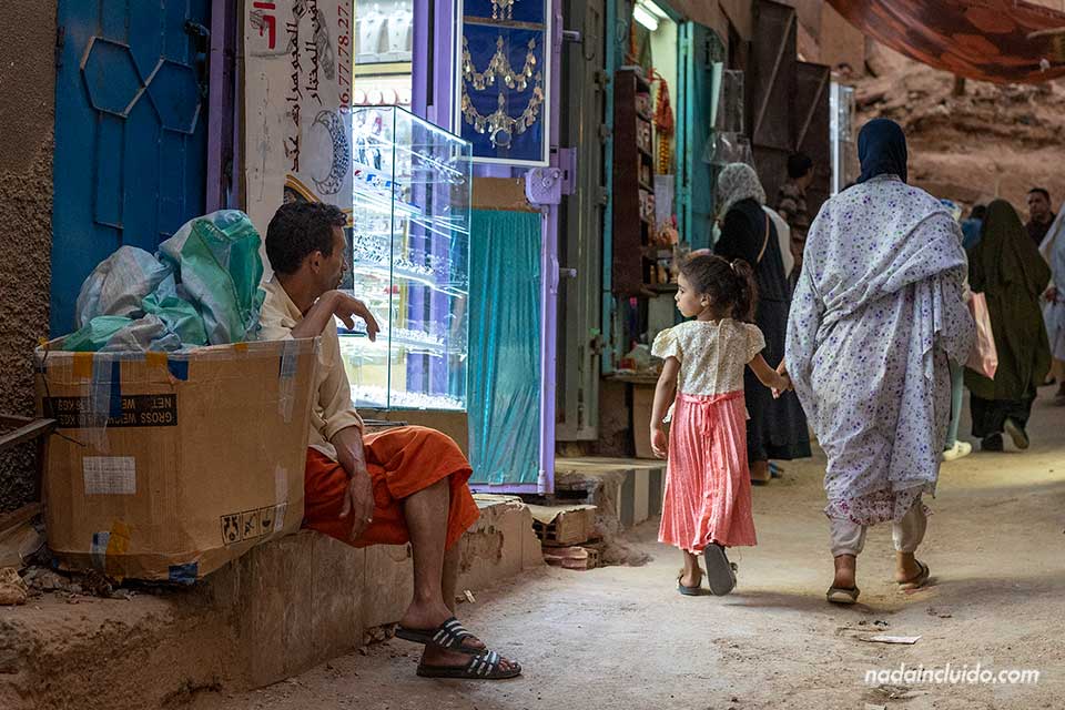Locales en el mercado de la ciudad de Tinghir (Marruecos)