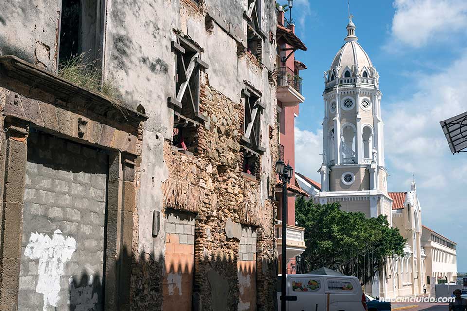 Torre de la Iglesia de San Francisco de Asis en el casco antiguo de la ciudad de Panamá