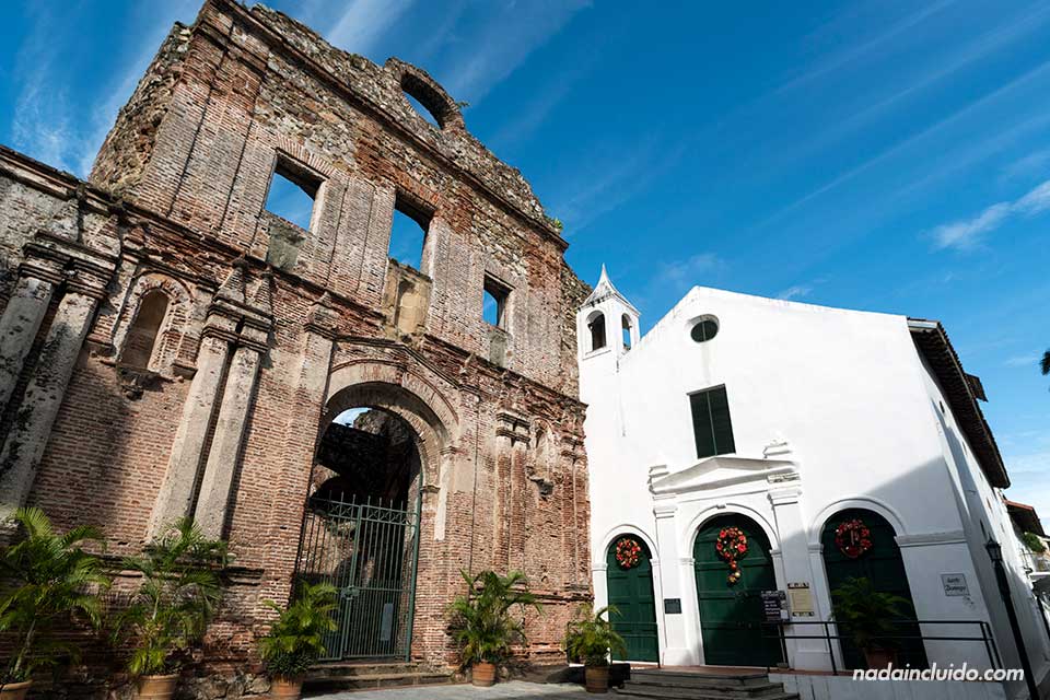 Fachada de la Iglesia de Santo Domingo en el casco antiguo de la ciudad de Panamá