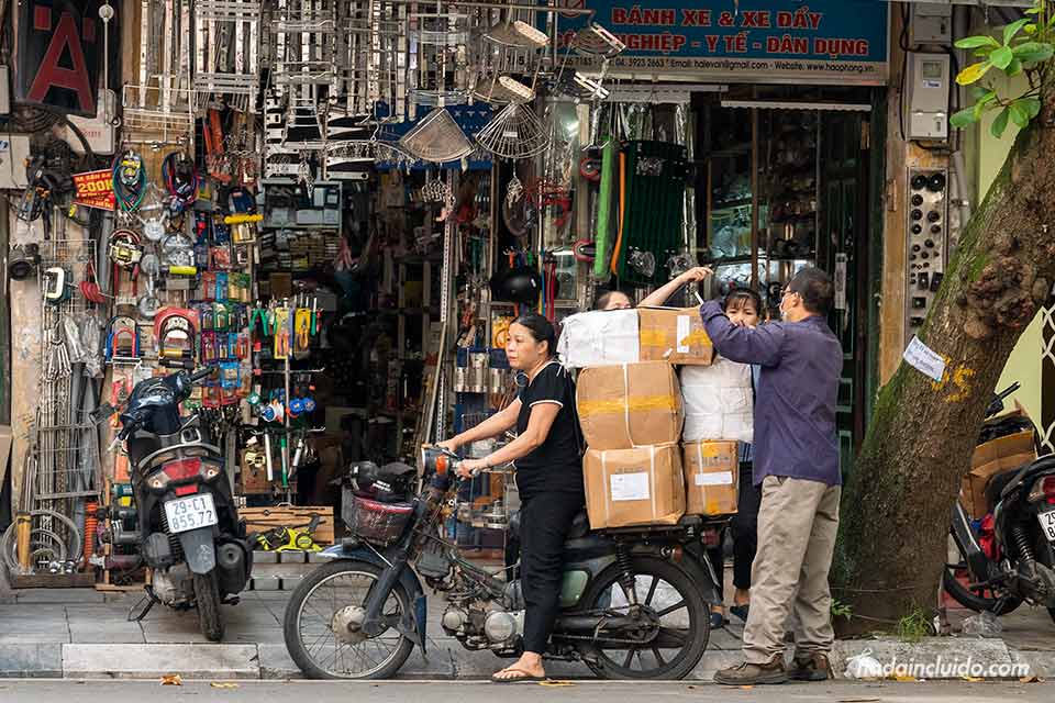 Cargando una moto en la calle Thuoc Bac, distrito histórico de Hanoi (Vietnam)