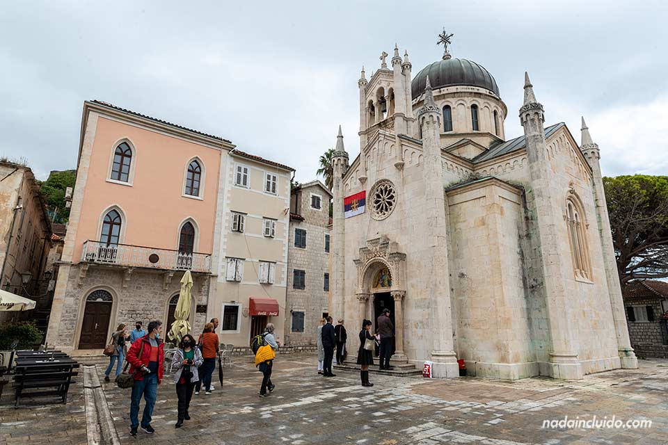 Iglesia del arcángel San Miguel en la plaza Belavista, uno de los sitios que ver en Herceg Novi (Montenegro)