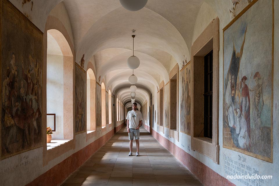 Sergio en los pasillos con murales restaurados del Hospital de Kuks - Región de Hradec Králové (República Checa)
