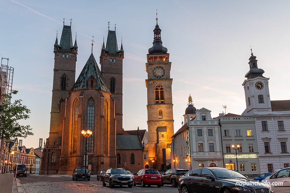 Catedral del Espíritu Santo y Torre Blanca al atardecer - Plaza Grande (Velké námestí) de Hradec Králové (República Checa)
