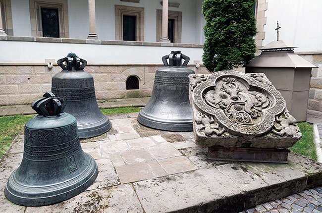 Campanas en los jardines del Manastirea Trei Ierarhi (Monasterio de los Tres Jerarcas) de Iasi (Rumanía)