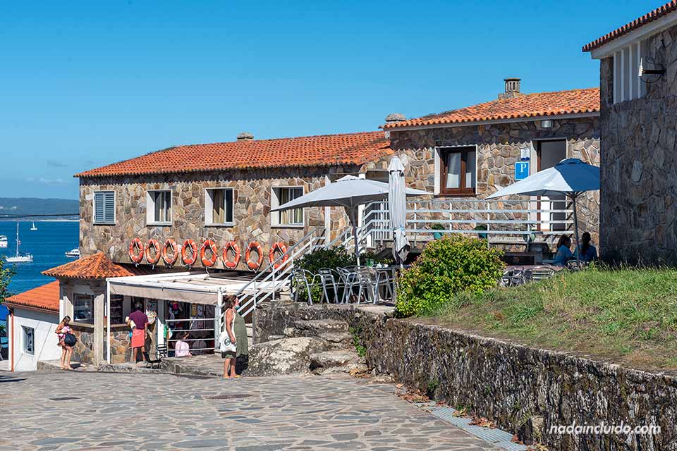 Calle principal de isla de Ons (Galicia)