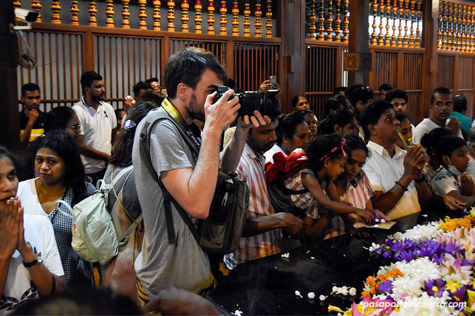 Tomando fotos junto a la reliquia del Templo del Diente de Buda - Sri Dalada Maligawa, Kandy (Sri Lanka)