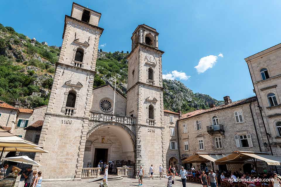Fachada de la basílica de San Trifón, una de las iglesias que ver en Kotor (Montenegro)
