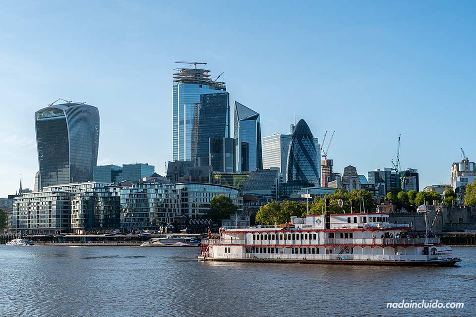 Vista de la City de Londres desde el Támesis (Inglaterra)